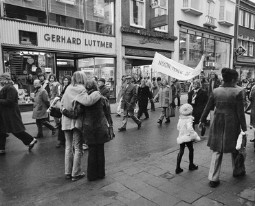 400560 Afbeelding van de demonstratie tegen de oorlog in Vietnam in de Lange Elisabethstraat te Utrecht.